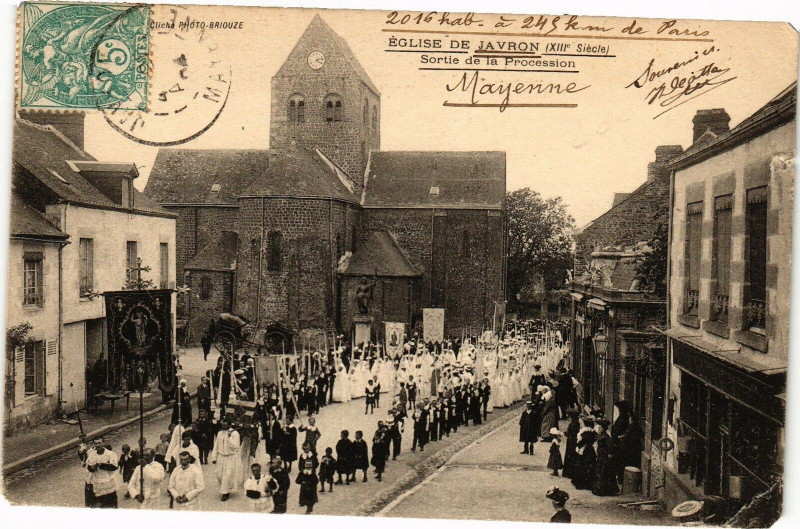 Carte postale ancienne Eglise de Javron - Sortie de la Procession