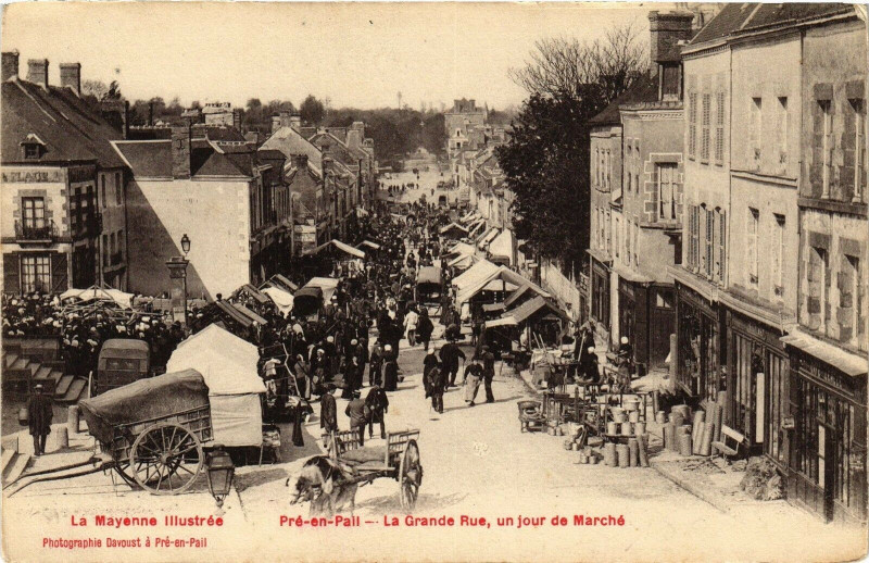 Carte postale ancienne Pré-en-Pail - La Grande Rue, un jour de marché
