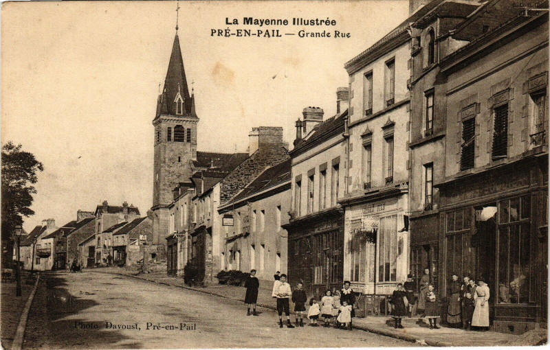 Carte postale ancienne Pré-en-Pail - Grande Rue