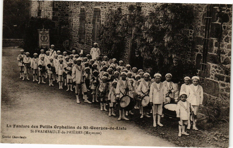 Carte postale ancienne Saint-Fraimbault de Priéres - La Fanfare des Petits Orphelins à Saint-Fraimbault-de-Prières
