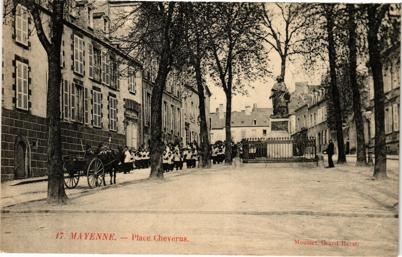 Carte postale ancienne Mayenne - Place Cheverus à Mayenne