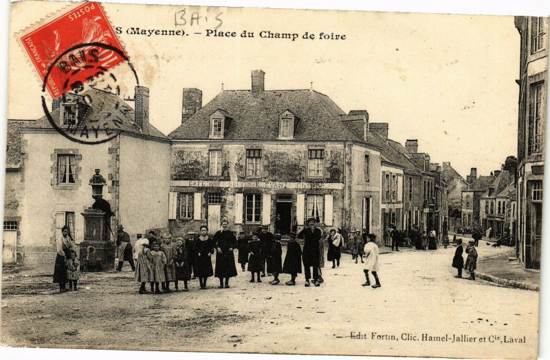 Carte postale ancienne Mayenne - Place du Champ de foire à Mayenne
