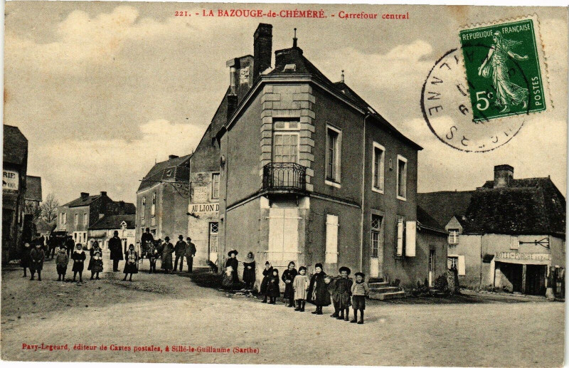 Carte postale ancienne La Bazouge-de-Chémére - Carrefour central à La Bazouge-de-Chemeré