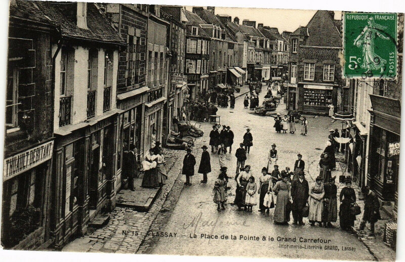Carte postale ancienne Lassay - La Place de la Pointe & ie Grand Carrefour à Placé