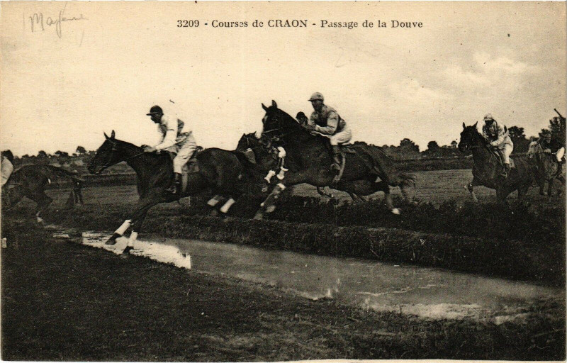 Carte postale ancienne Courses de Craon - Passage de la Douve à Craon