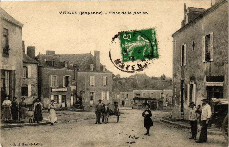 Carte postale ancienne Vaiges - Place de la Nation à Vaiges
