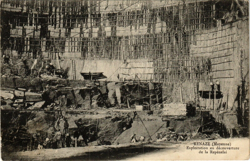 Carte postale ancienne Renazé - Exploitation en découverture de la Repénelai à Renazé