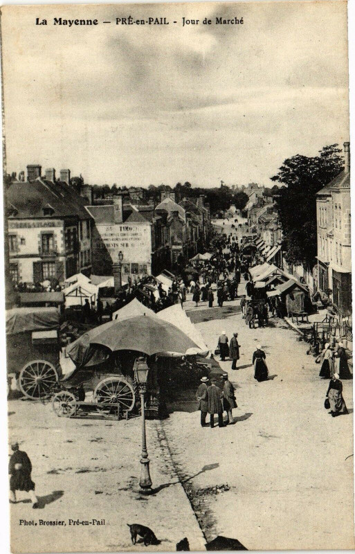 Carte postale ancienne Pré-en-Pail - Jour de Marché