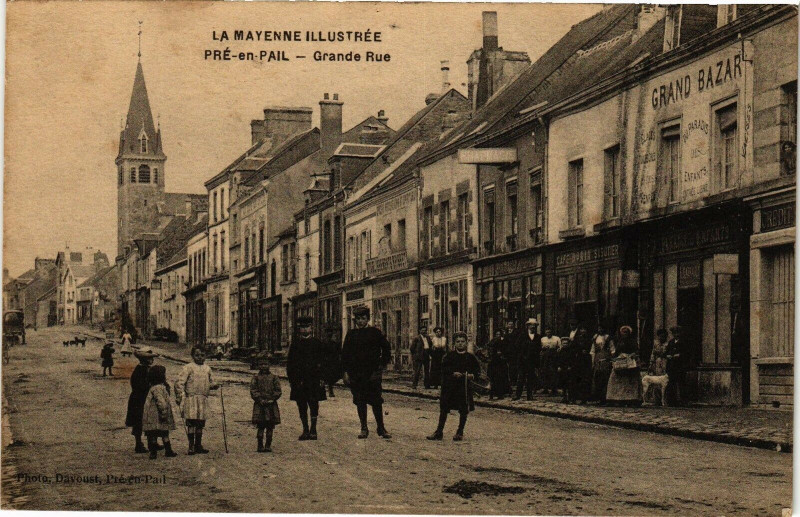 Carte postale ancienne Pré-en-Pail - Grande Rue