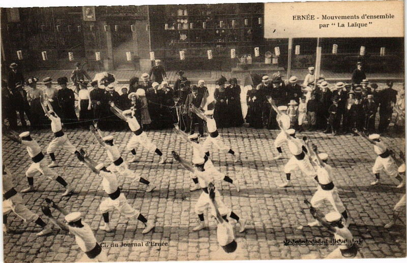 Carte postale ancienne Ernée - Mouvements d'ensemble par La Laique à Ernée
