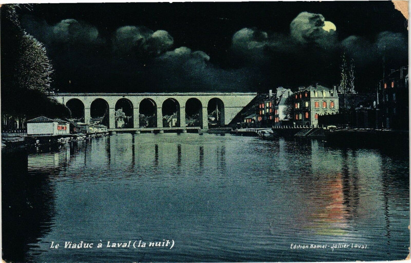 Carte postale ancienne Le Viaduc á Laval-La nuit à Laval