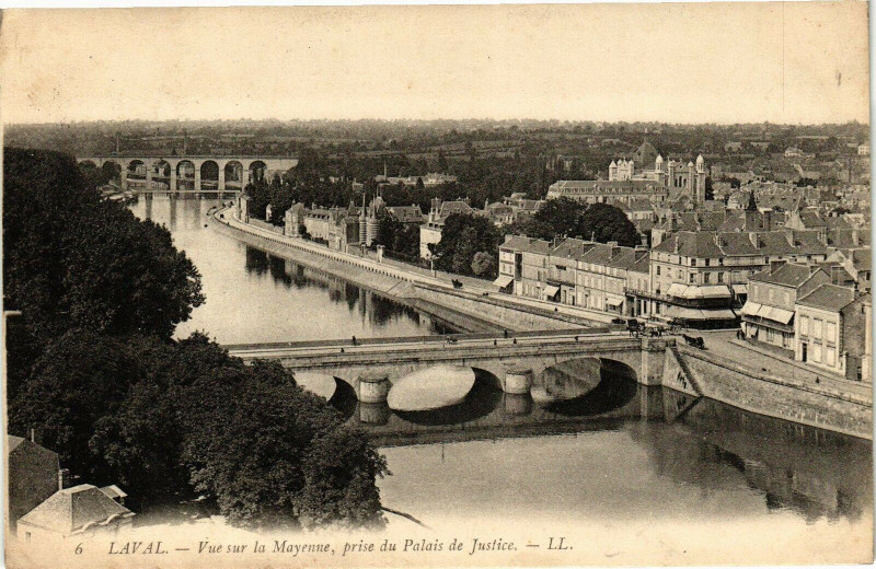 Carte postale ancienne Laval-Vue sur la Mayenne prise du Palais de Justice à Mayenne