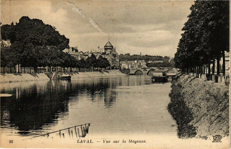 Carte postale ancienne Laval-Vue sur la Mayenne à Mayenne