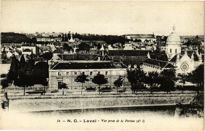 Carte postale ancienne Laval-Vue prise de la Perrine à Laval