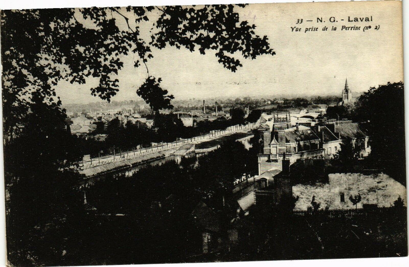 Carte postale ancienne Laval-Vue prise de la Perrine à Laval