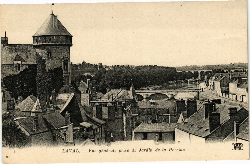 Carte postale ancienne Laval-Vue générale prise du Jardin de la Perrine à Laval