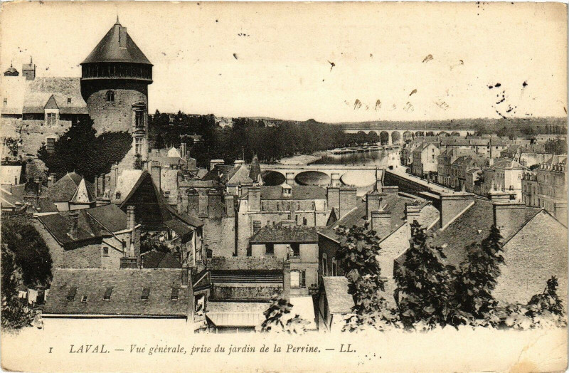 Carte postale ancienne Laval-Vue générale prise du jardin de la Perrine à Laval