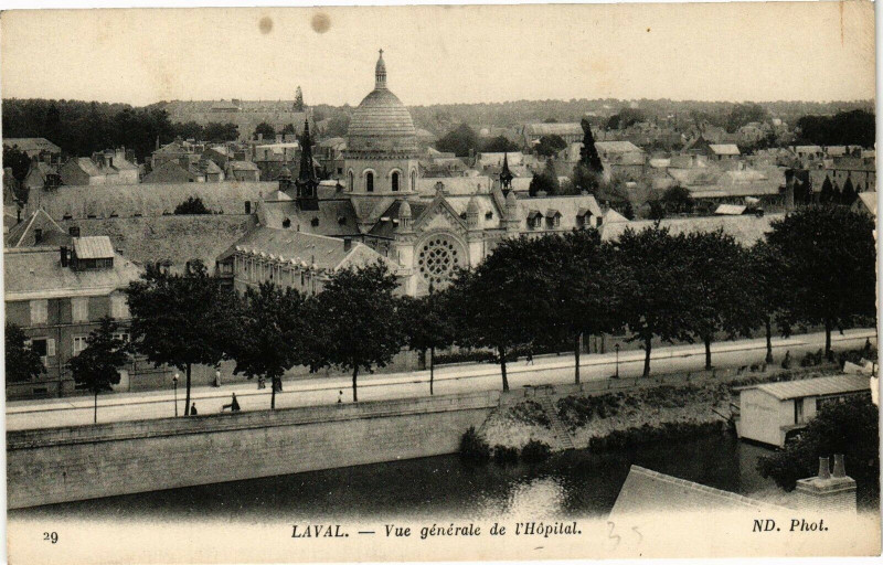 Carte postale ancienne Laval-Vue générale de l'Hópital à Laval