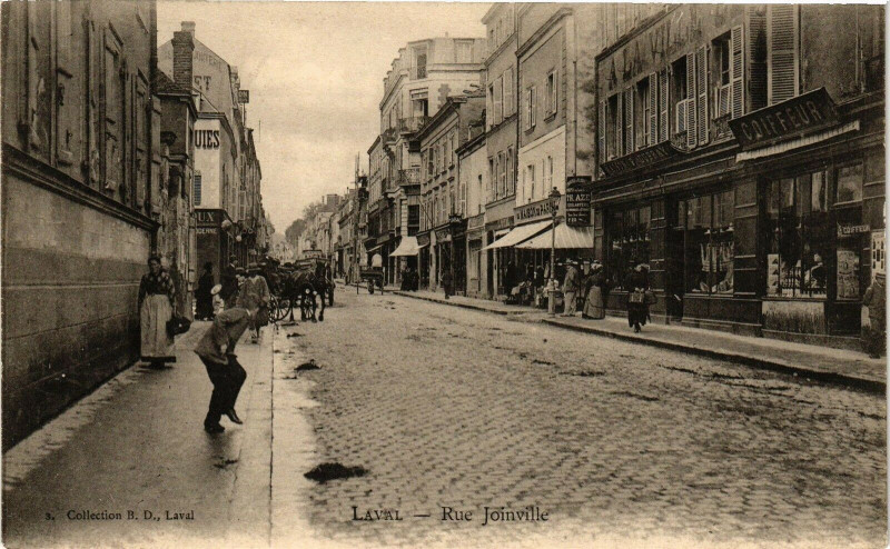 Carte postale ancienne Laval-Rue Joinville à Laval