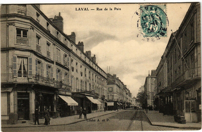 Carte postale ancienne Laval-Rue de la Paix à Laval