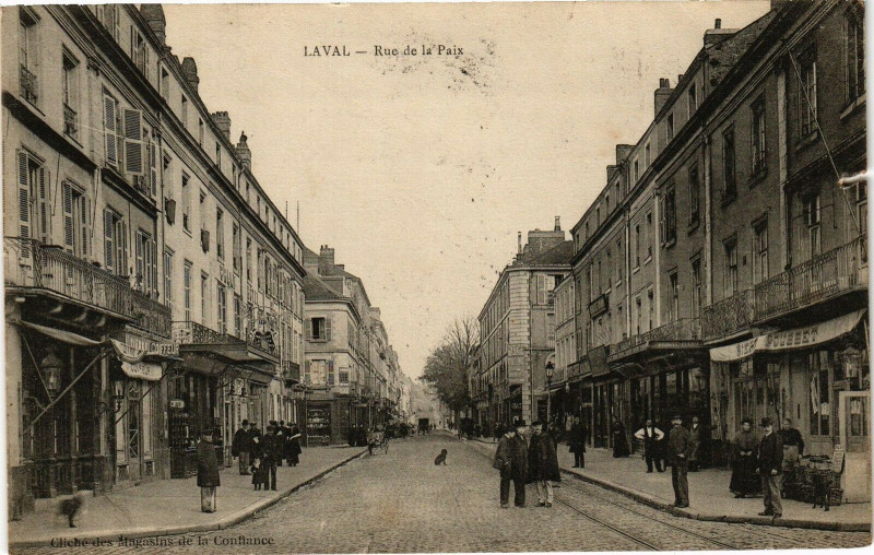 Carte postale ancienne Laval-Rue de la Paix à Laval