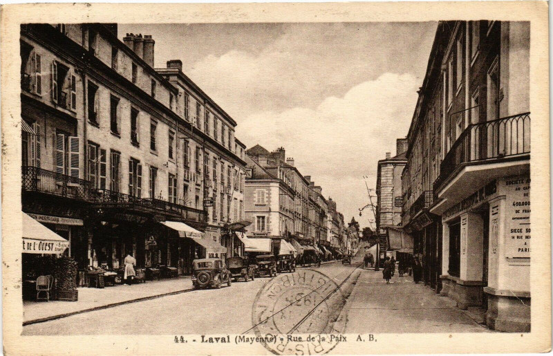 Carte postale ancienne Laval-Rue de la Paix à Laval