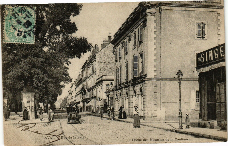 Carte postale ancienne Laval-Rue de la Paix à Laval