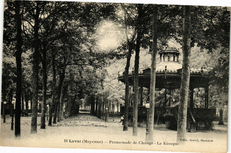 Carte postale ancienne Laval-Promenade de Changé-Le Kiosque à Laval