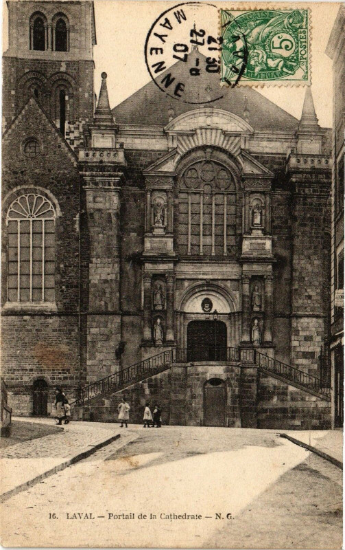 Carte postale ancienne Laval-Portail de la Cathedrale à Laval