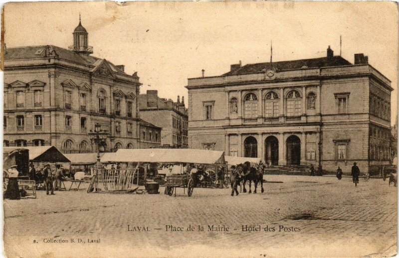 Carte postale ancienne Laval-Place de la Mairie-Hótel des Postes à Laval
