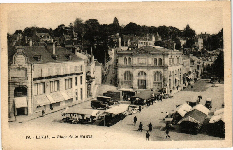 Carte postale ancienne Laval-Place de la Mairie à Laval