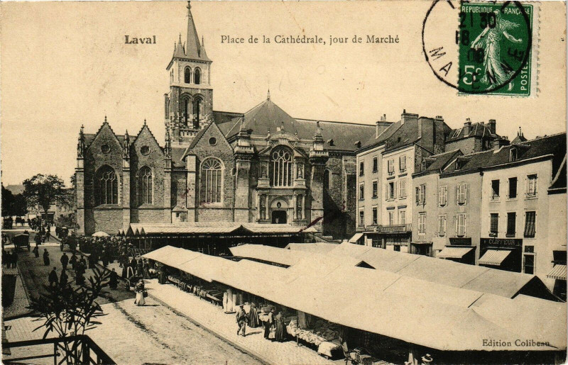 Carte postale ancienne Laval-Place de la Cathédrale jour de Marché à Laval