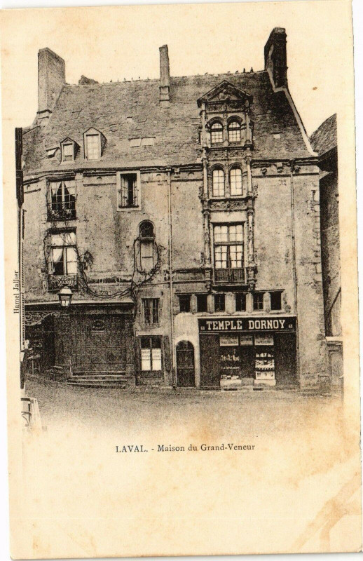 Carte postale ancienne Laval-Maison du Grand Veneur à Laval