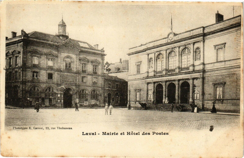 Carte postale ancienne Laval-Mairie et Hótel des Postes à Laval