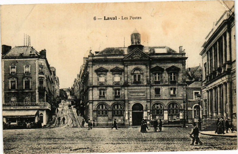 Carte postale ancienne Laval-Les Postes à Laval