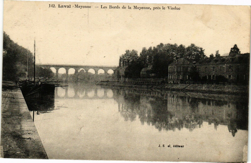 Carte postale ancienne Laval-Les Bords de la Mayenne prés le Viaduc à Mayenne