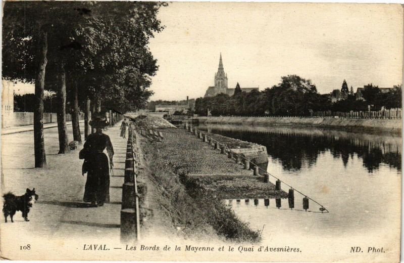 Carte postale ancienne Laval-Les Bords de la Mayenne et le Quai d'Avesniéres à Mayenne