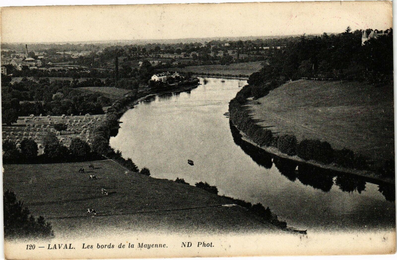 Carte postale ancienne Laval-Les bords de la Mayenne à Mayenne