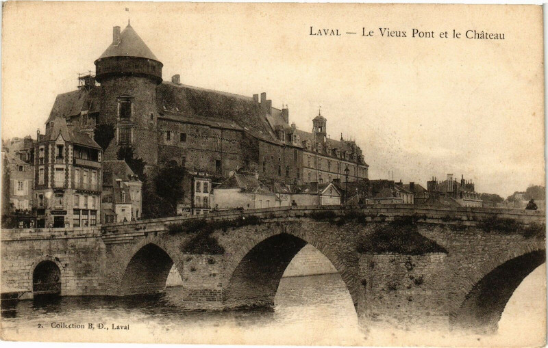Carte postale ancienne Laval-Le Vieux Pont et le Cháteau à Laval