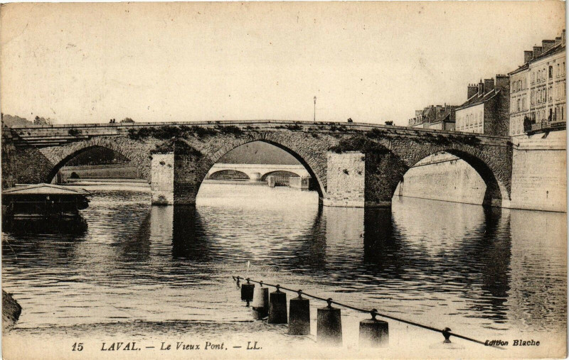 Carte postale ancienne Laval-Le Vieux Pont à Laval