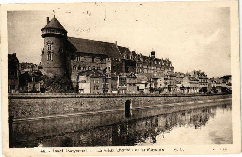 Carte postale ancienne Laval-Le vieux Cháteau et la Mayenne à Mayenne