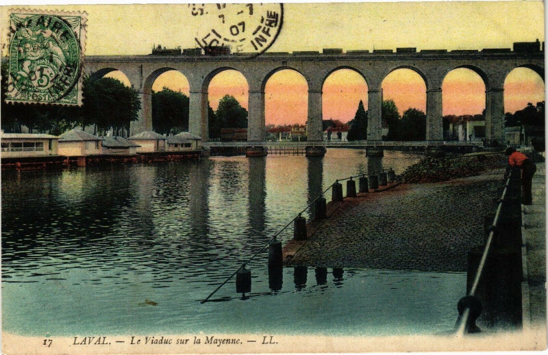 Carte postale ancienne Laval-Le Viaduc sur la Mayenne à Mayenne