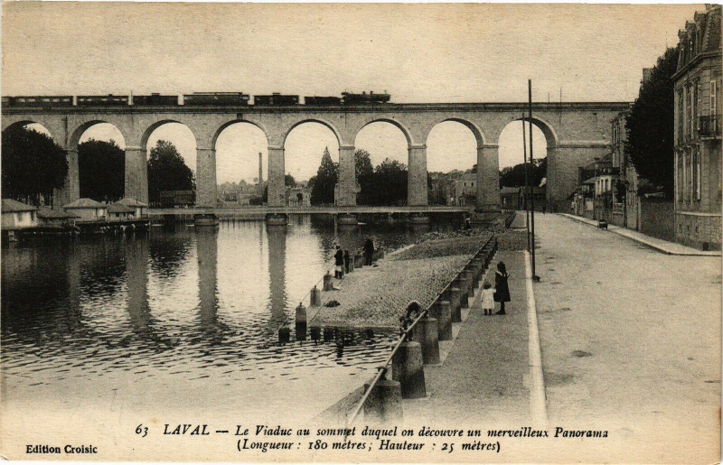 Carte postale ancienne Laval-Le Viaduc au sommet duquel on découvre un merveilleux Panorama à Laval