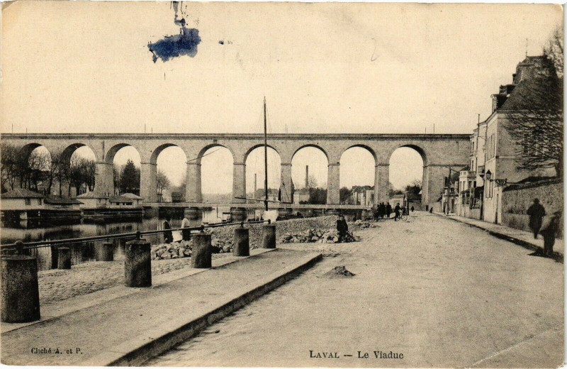 Carte postale ancienne Laval-Le Viaduc à Laval
