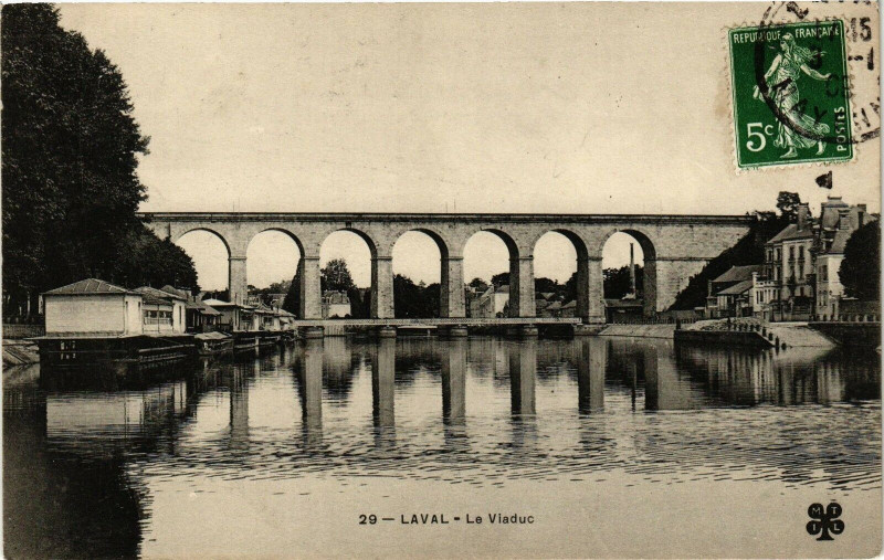 Carte postale ancienne Laval-Le Viaduc à Laval
