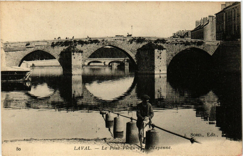 Carte postale ancienne Laval-Le Pont Vieux et la Mayenne à Mayenne
