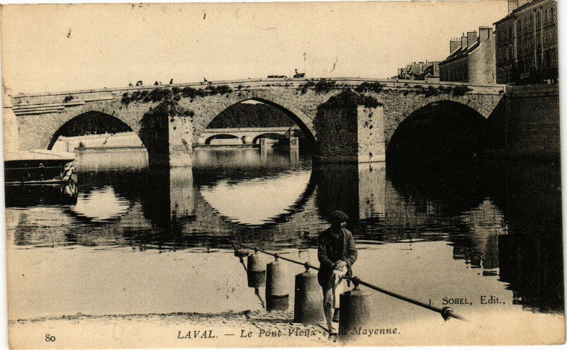Carte postale ancienne Laval-Le Pont Vieux et la Mayenne à Mayenne