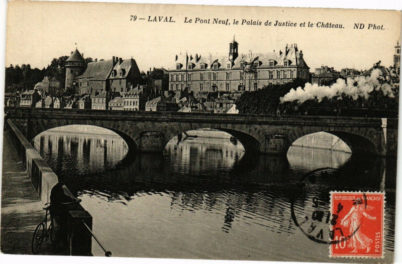 Carte postale ancienne Laval-Le Pont Neuf le Palais de Justice et le Cháteau à Laval