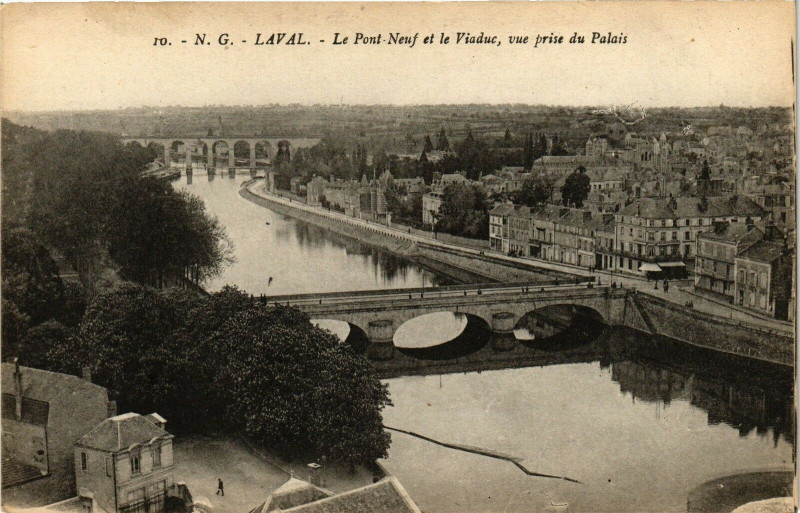 Carte postale ancienne Laval-Le Pont Neuf et le Viaduc vue prise du Palais à Laval