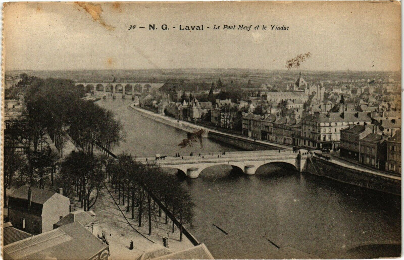 Carte postale ancienne Laval-Le Pont Neuf et le Viaduc à Laval